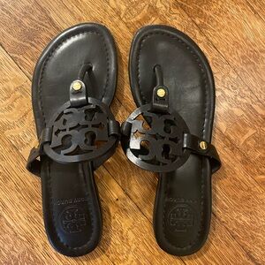TORY BURCH | Miller Black Patent Leather Logo Sandal
Flip Flop Slide Size 6
